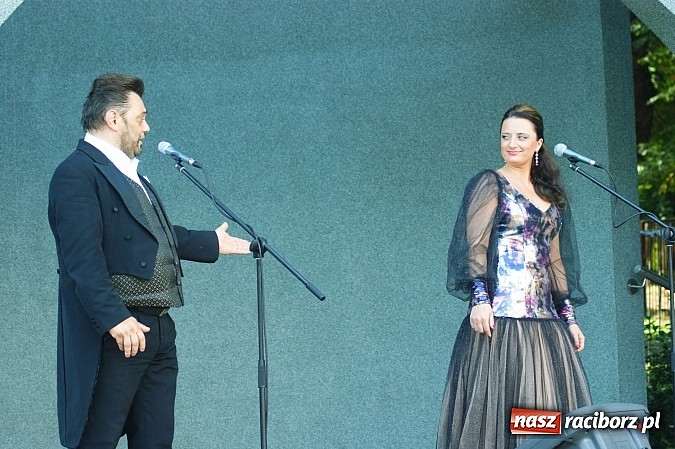 Zdjęcie w galerii na portalu naszraciborz.pl: Swietłana i Juliusz dali koncert w parku Roth wiadomości z regionu