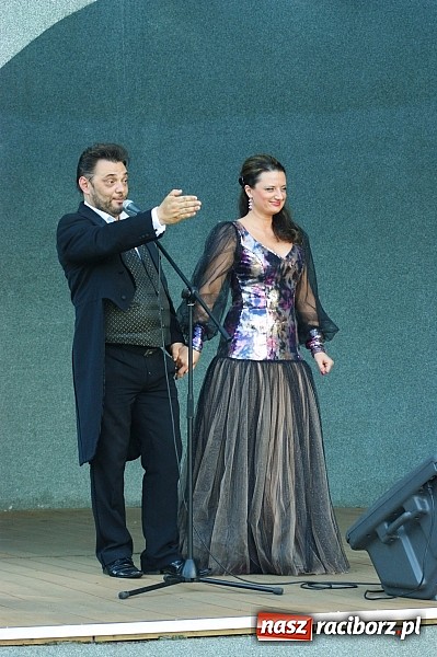 Zdjęcie w galerii na portalu naszraciborz.pl: Swietłana i Juliusz dali koncert w parku Roth wiadomości z regionu