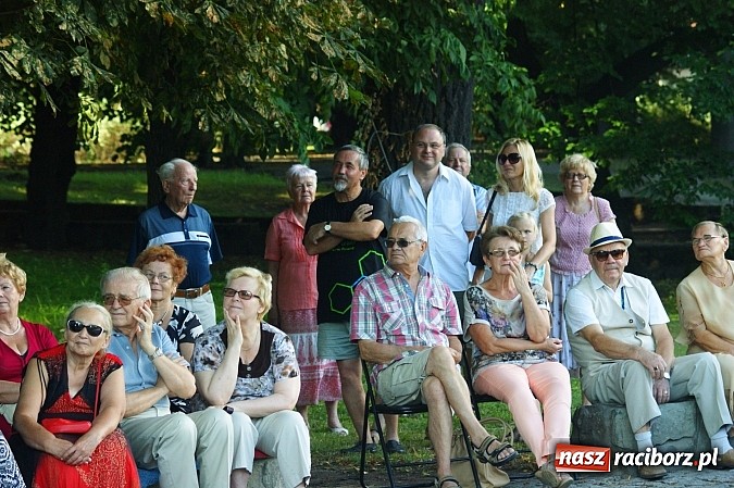 Zdjęcie w galerii na portalu naszraciborz.pl: Swietłana i Juliusz dali koncert w parku Roth wiadomości z regionu