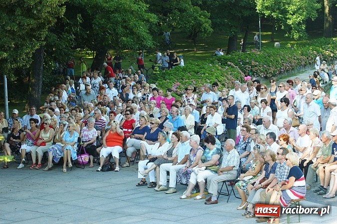 Zdjęcie w galerii na portalu naszraciborz.pl: Swietłana i Juliusz dali koncert w parku Roth wiadomości z regionu