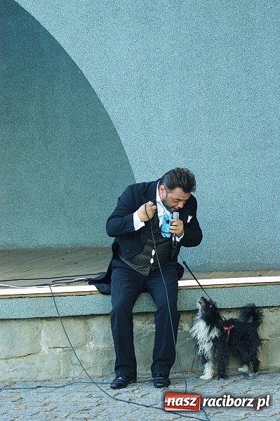 Zdjęcie w galerii na portalu naszraciborz.pl: Swietłana i Juliusz dali koncert w parku Roth wiadomości z regionu