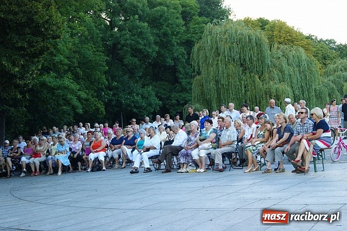 Zdjęcie w galerii na portalu naszraciborz.pl: Swietłana i Juliusz dali koncert w parku Roth wiadomości z regionu