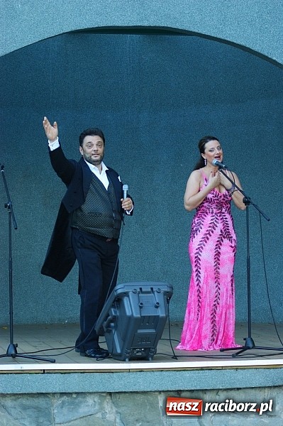 Zdjęcie w galerii na portalu naszraciborz.pl: Swietłana i Juliusz dali koncert w parku Roth wiadomości z regionu