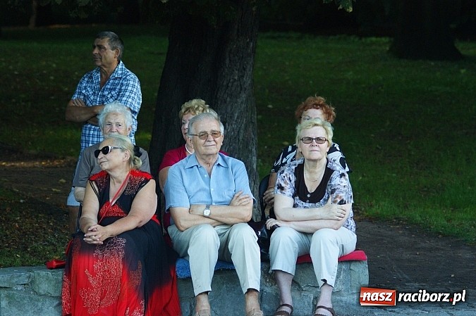 Zdjęcie w galerii na portalu naszraciborz.pl: Swietłana i Juliusz dali koncert w parku Roth wiadomości z regionu