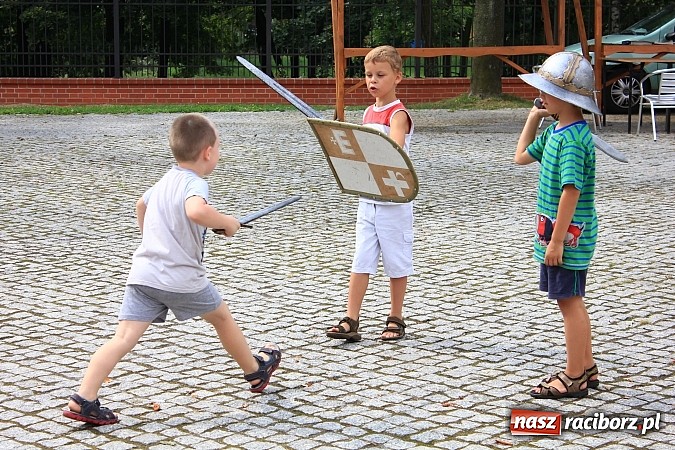Zdjęcie w galerii na portalu naszraciborz.pl: Gry i zabawy rycerskie na dziedzińcu, czyli ruszyła akcja Zamkowy Zuch 2014 wiadomości z regionu