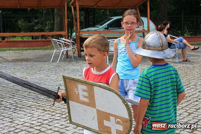 Zdjęcie w galerii na portalu naszraciborz.pl: Gry i zabawy rycerskie na dziedzińcu, czyli ruszyła akcja Zamkowy Zuch 2014 wiadomości z regionu