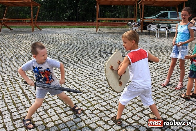 Zdjęcie w galerii na portalu naszraciborz.pl: Gry i zabawy rycerskie na dziedzińcu, czyli ruszyła akcja Zamkowy Zuch 2014 wiadomości z regionu