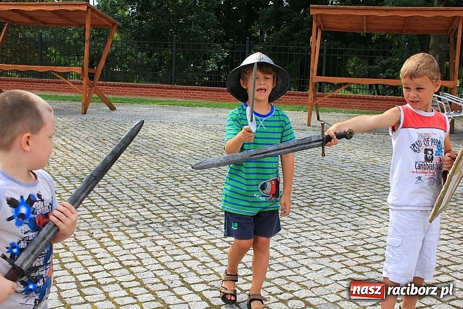 Zdjęcie w galerii na portalu naszraciborz.pl: Gry i zabawy rycerskie na dziedzińcu, czyli ruszyła akcja Zamkowy Zuch 2014 wiadomości z regionu