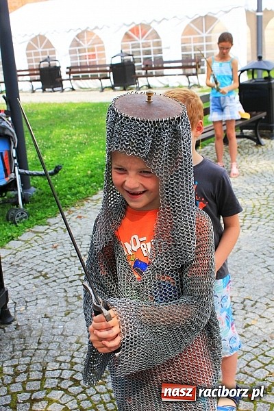 Zdjęcie w galerii na portalu naszraciborz.pl: Gry i zabawy rycerskie na dziedzińcu, czyli ruszyła akcja Zamkowy Zuch 2014 wiadomości z regionu