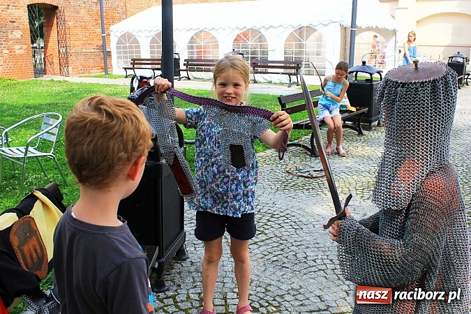 Zdjęcie w galerii na portalu naszraciborz.pl: Gry i zabawy rycerskie na dziedzińcu, czyli ruszyła akcja Zamkowy Zuch 2014 wiadomości z regionu