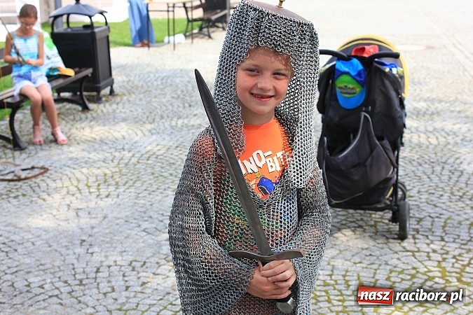 Zdjęcie w galerii na portalu naszraciborz.pl: Gry i zabawy rycerskie na dziedzińcu, czyli ruszyła akcja Zamkowy Zuch 2014 wiadomości z regionu