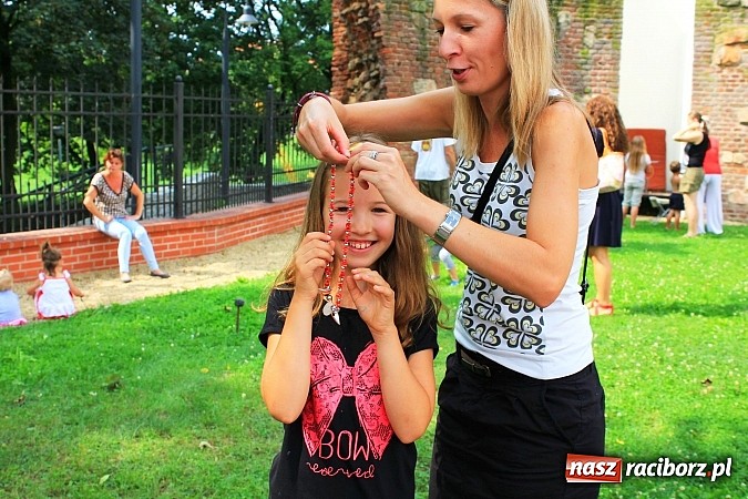 Zdjęcie w galerii na portalu naszraciborz.pl: Gry i zabawy rycerskie na dziedzińcu, czyli ruszyła akcja Zamkowy Zuch 2014 wiadomości z regionu