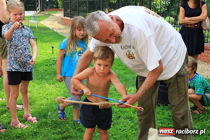 Zdjęcie w galerii na portalu naszraciborz.pl: Gry i zabawy rycerskie na dziedzińcu, czyli ruszyła akcja Zamkowy Zuch 2014 wiadomości z regionu