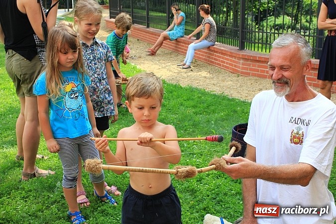 Zdjęcie w galerii na portalu naszraciborz.pl: Gry i zabawy rycerskie na dziedzińcu, czyli ruszyła akcja Zamkowy Zuch 2014 wiadomości z regionu