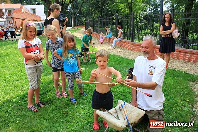 Zdjęcie w galerii na portalu naszraciborz.pl: Gry i zabawy rycerskie na dziedzińcu, czyli ruszyła akcja Zamkowy Zuch 2014 wiadomości z regionu
