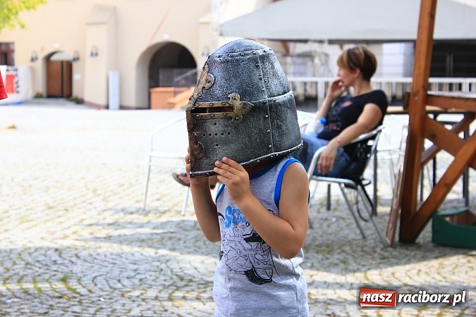 Zdjęcie w galerii na portalu naszraciborz.pl: Gry i zabawy rycerskie na dziedzińcu, czyli ruszyła akcja Zamkowy Zuch 2014 wiadomości z regionu