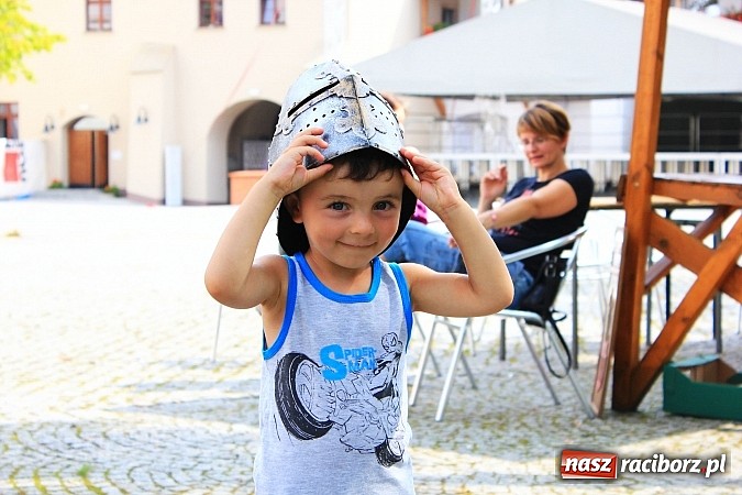 Zdjęcie w galerii na portalu naszraciborz.pl: Gry i zabawy rycerskie na dziedzińcu, czyli ruszyła akcja Zamkowy Zuch 2014 wiadomości z regionu