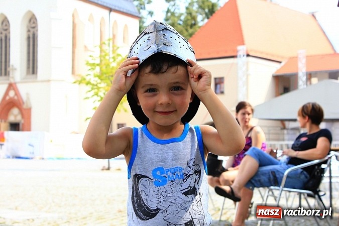 Zdjęcie w galerii na portalu naszraciborz.pl: Gry i zabawy rycerskie na dziedzińcu, czyli ruszyła akcja Zamkowy Zuch 2014 wiadomości z regionu
