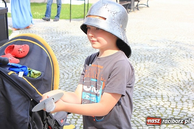 Zdjęcie w galerii na portalu naszraciborz.pl: Gry i zabawy rycerskie na dziedzińcu, czyli ruszyła akcja Zamkowy Zuch 2014 wiadomości z regionu