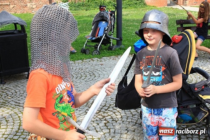 Zdjęcie w galerii na portalu naszraciborz.pl: Gry i zabawy rycerskie na dziedzińcu, czyli ruszyła akcja Zamkowy Zuch 2014 wiadomości z regionu