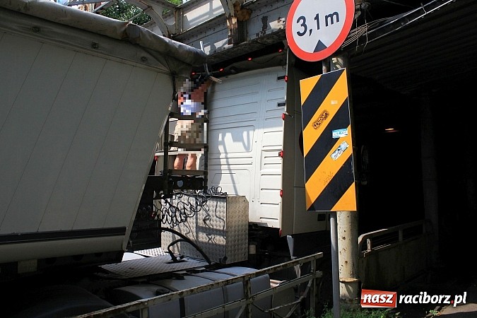 Zdjęcie w galerii na portalu naszraciborz.pl: Tir utknął pod wiaduktem na Piaskowej wiadomości z regionu