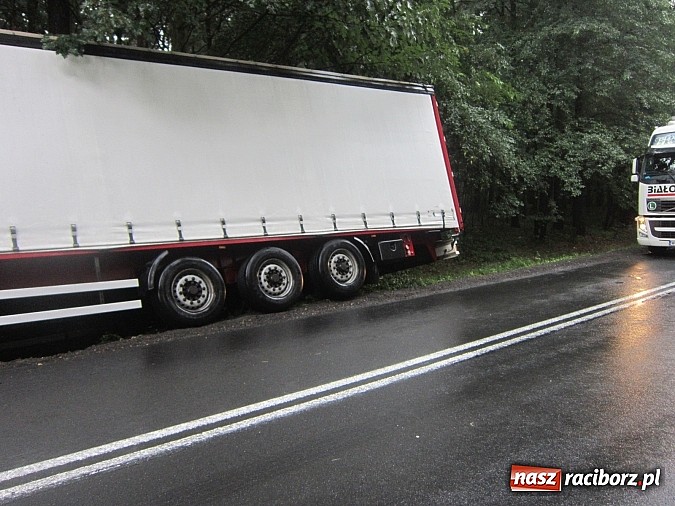 Zdjęcie w galerii na portalu naszraciborz.pl: Kolejne groźne zdarzenie z udziałem TIR-ów na DW 919. O mały włos a doszłoby do zderzenia wiadomości z regionu