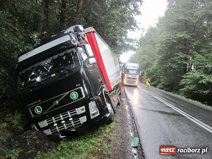 Zdjęcie w galerii na portalu naszraciborz.pl: Kolejne groźne zdarzenie z udziałem TIR-ów na DW 919. O mały włos a doszłoby do zderzenia wiadomości z regionu