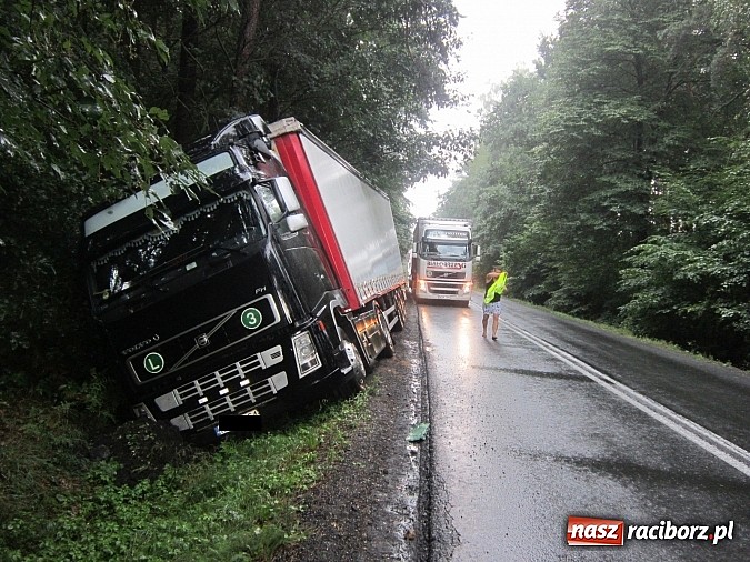 Zdjęcie w galerii na portalu naszraciborz.pl: Kolejne groźne zdarzenie z udziałem TIR-ów na DW 919. O mały włos a doszłoby do zderzenia wiadomości z regionu