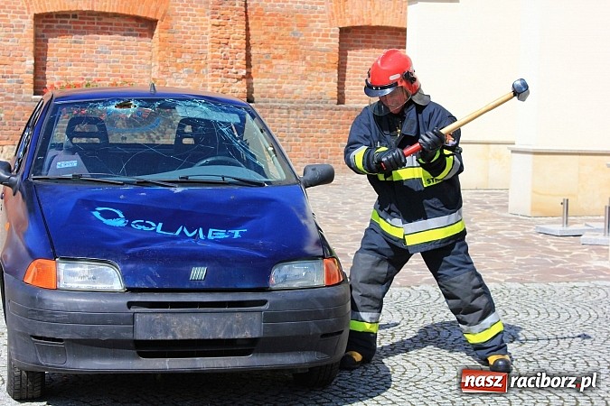 Zdjęcie w galerii na portalu naszraciborz.pl: Strażacy i ratownicy w akcji na Zamku. Rozcięli wrak, udzielili pierwszej pomocy wiadomości z regionu
