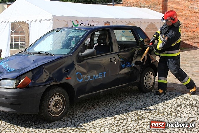 Zdjęcie w galerii na portalu naszraciborz.pl: Strażacy i ratownicy w akcji na Zamku. Rozcięli wrak, udzielili pierwszej pomocy wiadomości z regionu