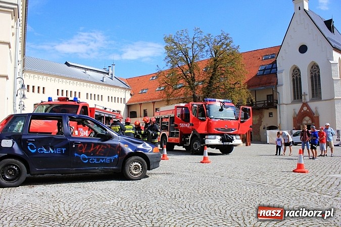 Zdjęcie w galerii na portalu naszraciborz.pl: Strażacy i ratownicy w akcji na Zamku. Rozcięli wrak, udzielili pierwszej pomocy wiadomości z regionu