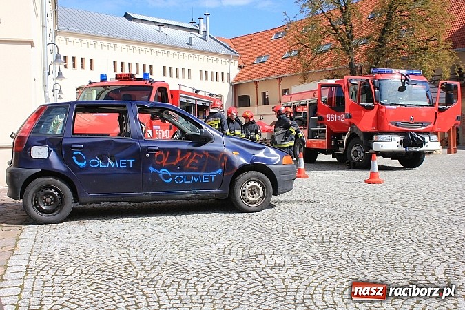 Zdjęcie w galerii na portalu naszraciborz.pl: Strażacy i ratownicy w akcji na Zamku. Rozcięli wrak, udzielili pierwszej pomocy wiadomości z regionu