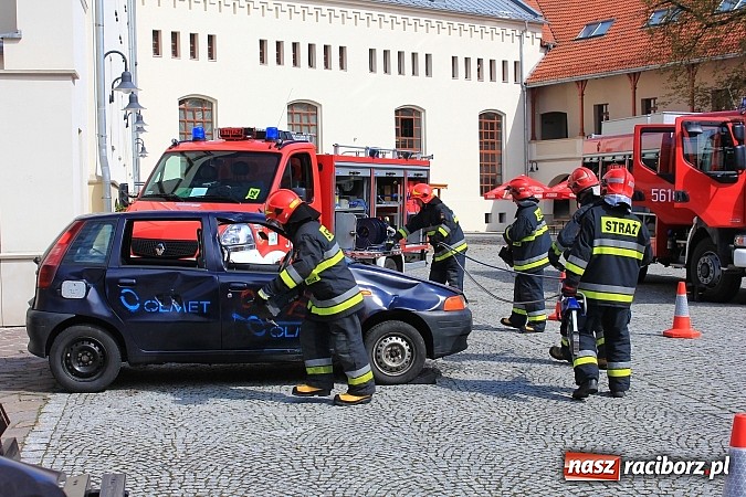 Zdjęcie w galerii na portalu naszraciborz.pl: Strażacy i ratownicy w akcji na Zamku. Rozcięli wrak, udzielili pierwszej pomocy wiadomości z regionu
