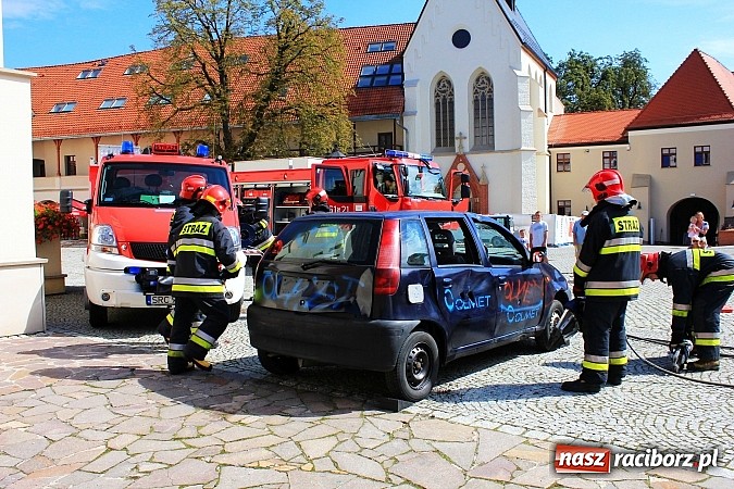 Zdjęcie w galerii na portalu naszraciborz.pl: Strażacy i ratownicy w akcji na Zamku. Rozcięli wrak, udzielili pierwszej pomocy wiadomości z regionu