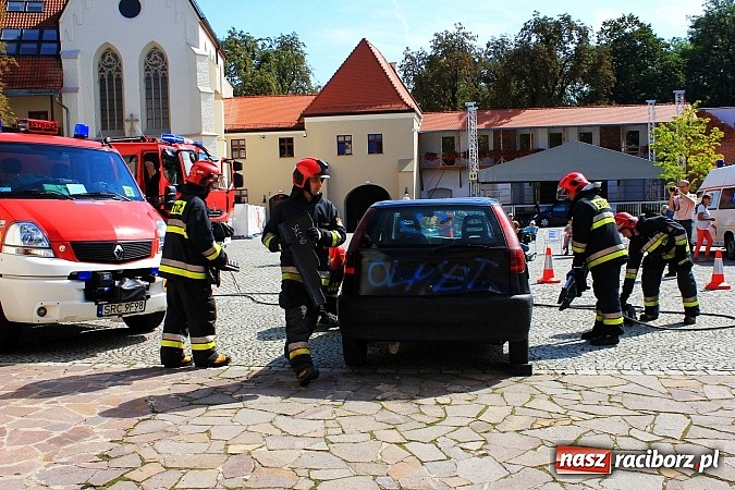 Zdjęcie w galerii na portalu naszraciborz.pl: Strażacy i ratownicy w akcji na Zamku. Rozcięli wrak, udzielili pierwszej pomocy wiadomości z regionu