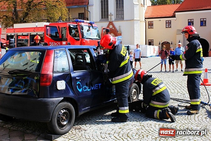 Zdjęcie w galerii na portalu naszraciborz.pl: Strażacy i ratownicy w akcji na Zamku. Rozcięli wrak, udzielili pierwszej pomocy wiadomości z regionu
