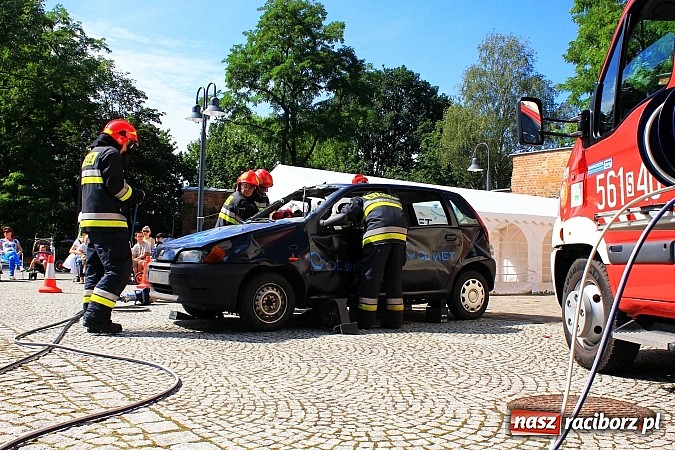 Zdjęcie w galerii na portalu naszraciborz.pl: Strażacy i ratownicy w akcji na Zamku. Rozcięli wrak, udzielili pierwszej pomocy wiadomości z regionu