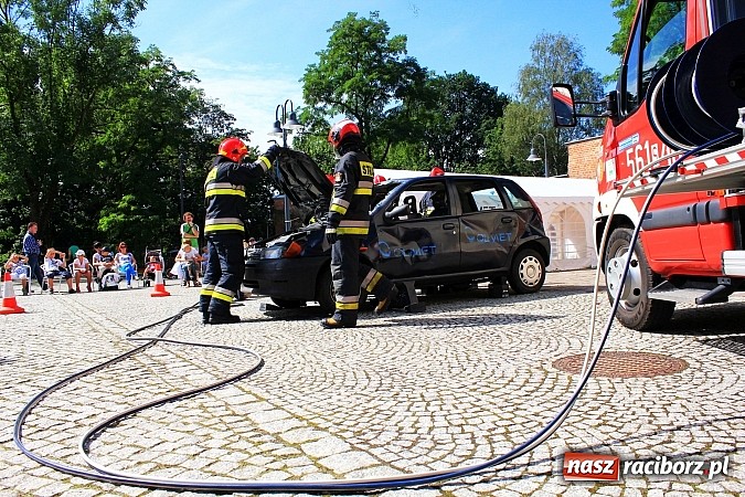Zdjęcie w galerii na portalu naszraciborz.pl: Strażacy i ratownicy w akcji na Zamku. Rozcięli wrak, udzielili pierwszej pomocy wiadomości z regionu