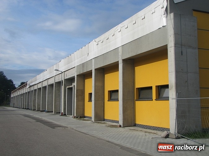 Zdjęcie w galerii na portalu naszraciborz.pl: Nie tak blisko sportu, jak planowali... Problemy przy budowie nowej hali przy ZSOMS wiadomości z regionu
