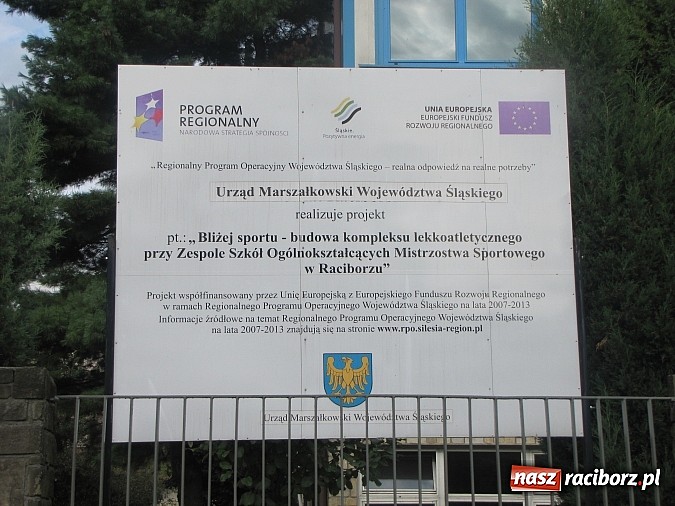 Zdjęcie w galerii na portalu naszraciborz.pl: Nie tak blisko sportu, jak planowali... Problemy przy budowie nowej hali przy ZSOMS wiadomości z regionu