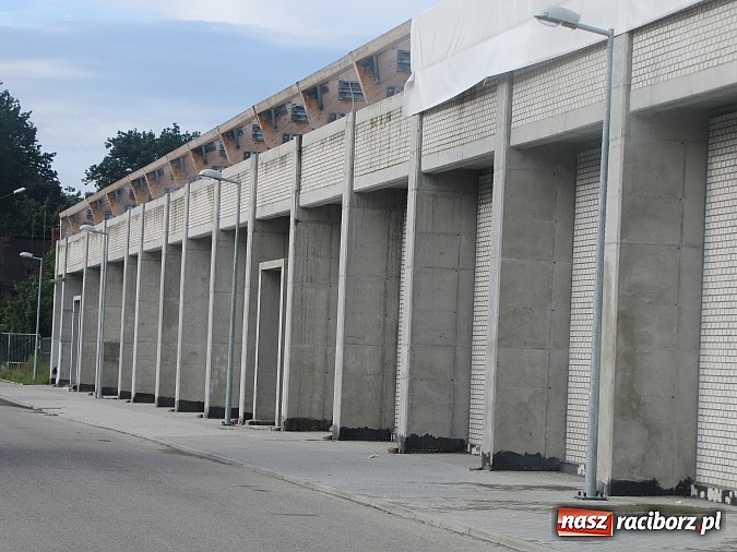 Zdjęcie w galerii na portalu naszraciborz.pl: Nie tak blisko sportu, jak planowali... Problemy przy budowie nowej hali przy ZSOMS wiadomości z regionu