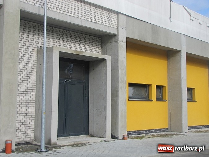 Zdjęcie w galerii na portalu naszraciborz.pl: Nie tak blisko sportu, jak planowali... Problemy przy budowie nowej hali przy ZSOMS wiadomości z regionu