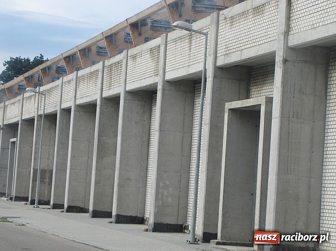 Zdjęcie w galerii na portalu naszraciborz.pl: Nie tak blisko sportu, jak planowali... Problemy przy budowie nowej hali przy ZSOMS wiadomości z regionu