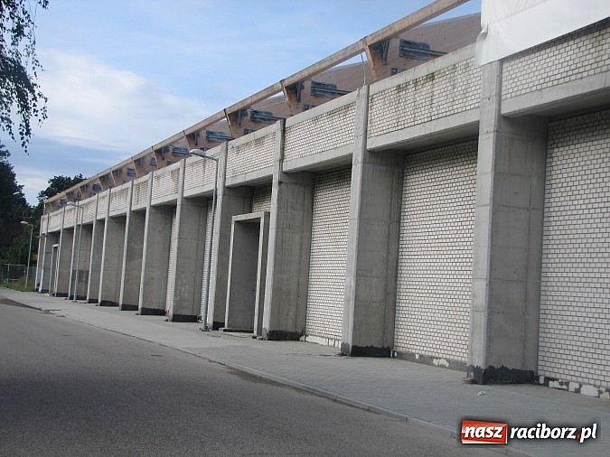 Zdjęcie w galerii na portalu naszraciborz.pl: Nie tak blisko sportu, jak planowali... Problemy przy budowie nowej hali przy ZSOMS wiadomości z regionu