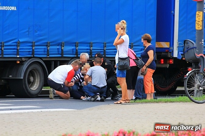 Zdjęcie w galerii na portalu naszraciborz.pl: Wypadek na Reymonta. Golf potrącił rowerzystkę z córką na przejściu dla pieszych!  wiadomości z regionu