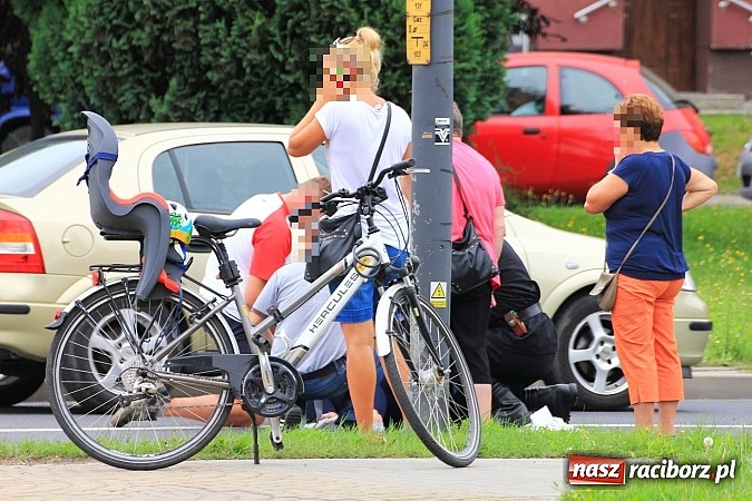 Zdjęcie w galerii na portalu naszraciborz.pl: Wypadek na Reymonta. Golf potrącił rowerzystkę z córką na przejściu dla pieszych!  wiadomości z regionu