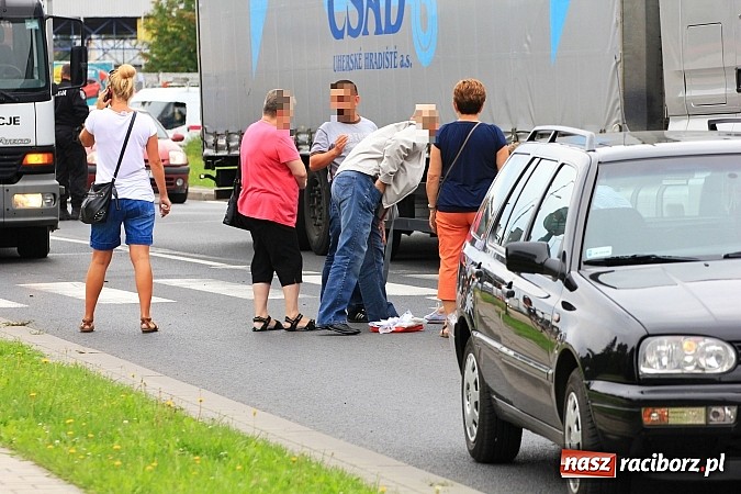 Zdjęcie w galerii na portalu naszraciborz.pl: Wypadek na Reymonta. Golf potrącił rowerzystkę z córką na przejściu dla pieszych!  wiadomości z regionu