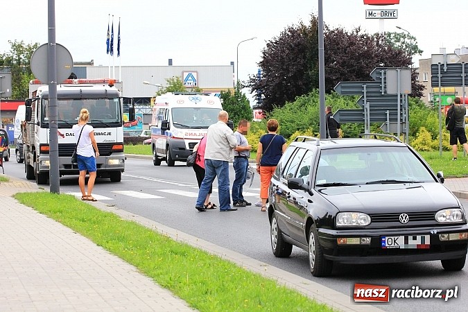 Zdjęcie w galerii na portalu naszraciborz.pl: Wypadek na Reymonta. Golf potrącił rowerzystkę z córką na przejściu dla pieszych!  wiadomości z regionu