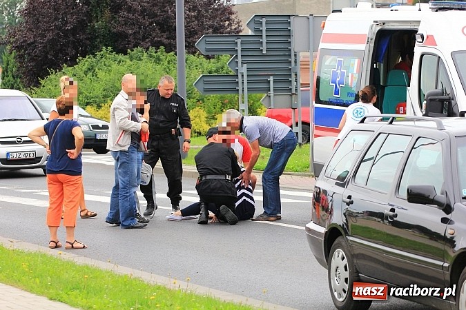 Zdjęcie w galerii na portalu naszraciborz.pl: Wypadek na Reymonta. Golf potrącił rowerzystkę z córką na przejściu dla pieszych!  wiadomości z regionu