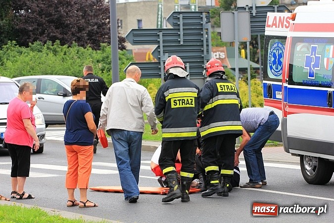 Zdjęcie w galerii na portalu naszraciborz.pl: Wypadek na Reymonta. Golf potrącił rowerzystkę z córką na przejściu dla pieszych!  wiadomości z regionu